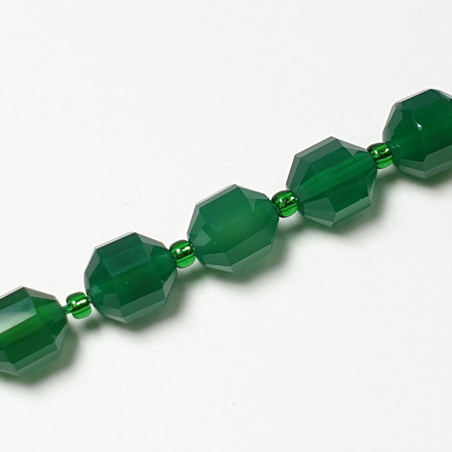 Бусины халцедон зелёный в форме бочёнка, гранёные 10мм, на нити 31-32шт.