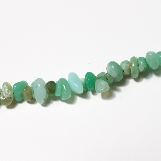 Бусины халцедона крошка 10*7*3мм на нитке (около 40см)