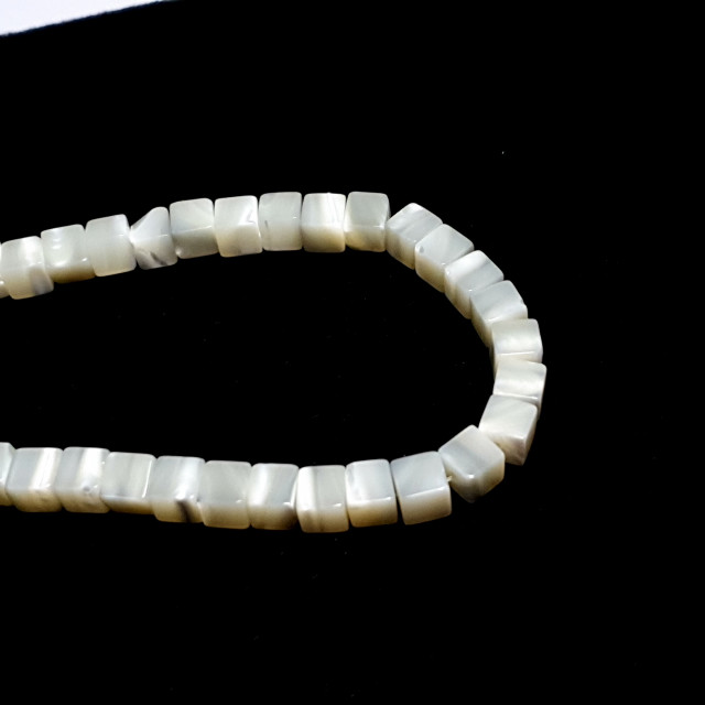 Бусины перламутр куб 6х6мм на нити, около 40см