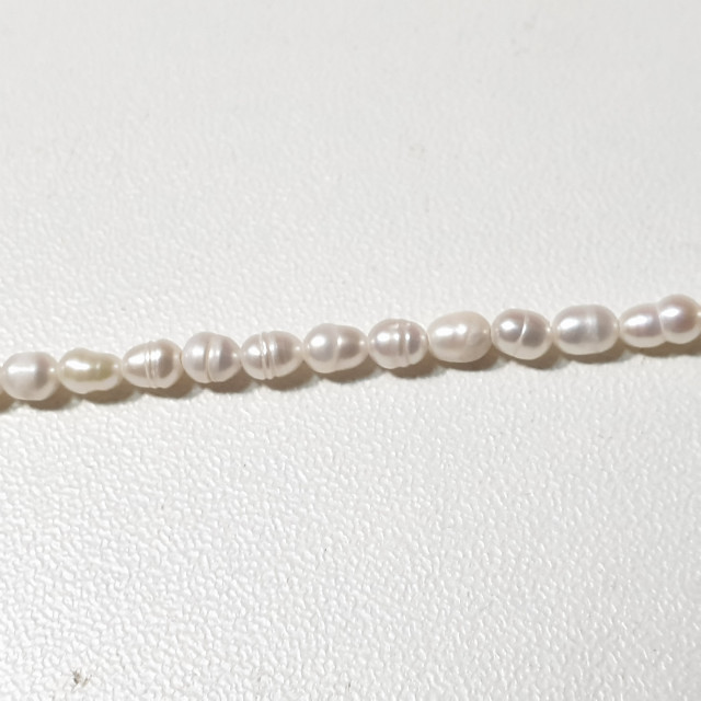 Жемчуг культивированный форма рис 3*4мм. цв. белый нить около 38см