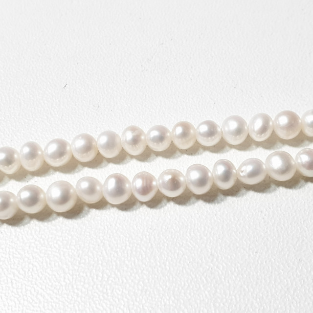 Жемчуг культивированный 4-4,5мм. цв. белый АА нить около 36 см