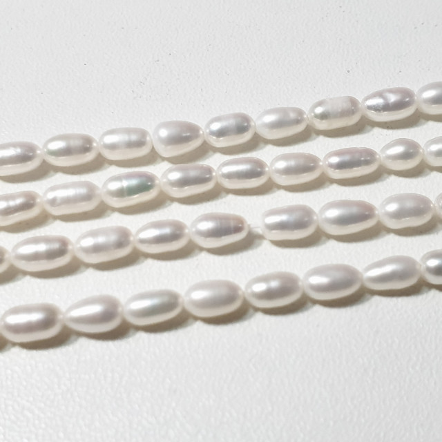 Жемчуг культивированный форма рис 3-3.5х7мм. цв. белый нить около 35см