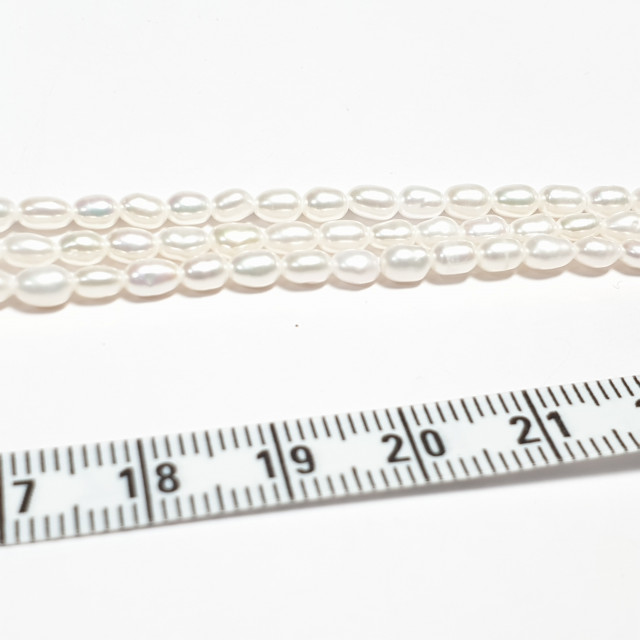 Жемчуг культивированный форма рис 2-3х5мм. цв. белый нить около 37см