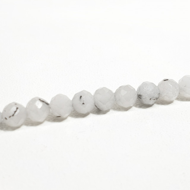 Бусины Кварц - турмалиновый чёрно-белый шарик гранёный 4мм. нить около 38см