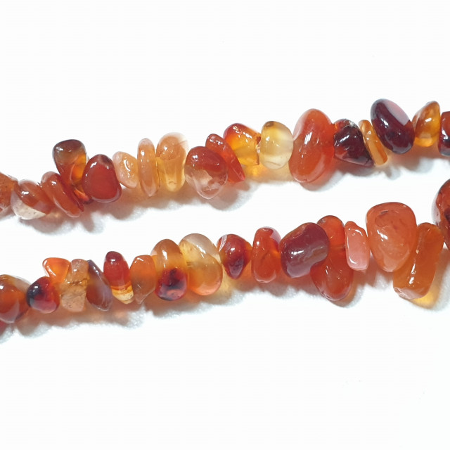 Бусины Сердолик сколы шлифованные 6*8*10мм. нить около 80см