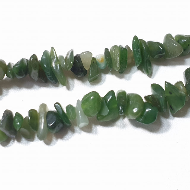 Бусины Нефрит сколы шлифованные 6*8*10мм. нить около 80см