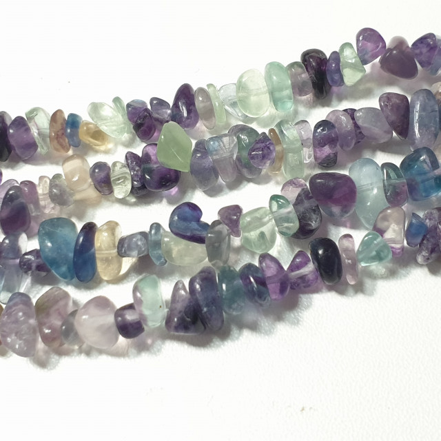Бусины флюорит сколы шлифованные 5-10мм на нити 79см