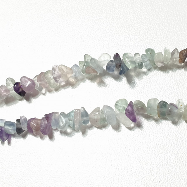 Бусины флюорит сколы шлифованные 3-5мм на нити 80см
