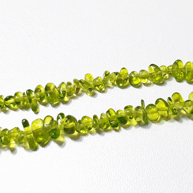 Бусины кварц тонированный сколы шлифованные 3-5мм на нити 80см