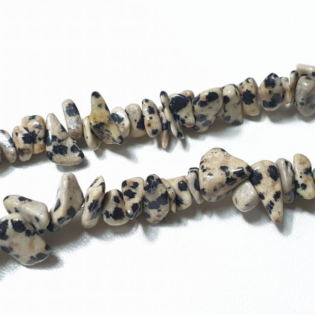 Бусины яшма "Долматин" крошка 5*8мм на нитке (около 80см)